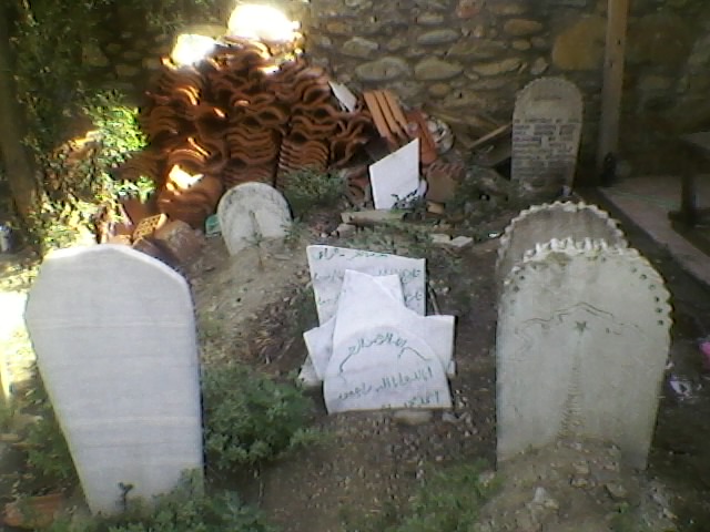 Gümülcine’nin Poşpoş mahallesi mezarlığı`ndaki mezar taşları kırıldı!!!