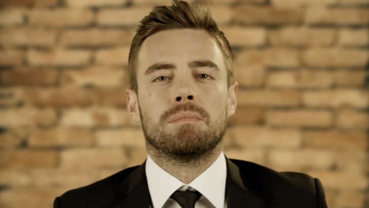 Emrah Karaduman ft. Murat Dalkılıç – Kırk Yılda Bir Gibisin