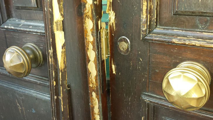 Gümülcine Kırmahalle Camii’nin kapısını kırdılar