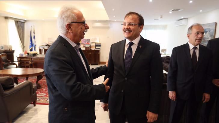 İstanbul doğumlu Yunan bakanla koyu sohbet